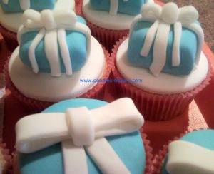 3D Gifts and Bows cupcakes